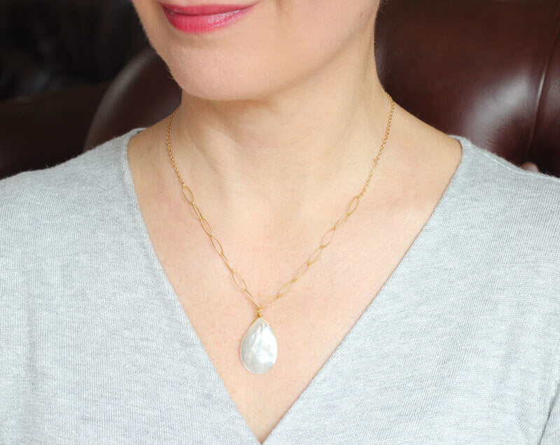 Mother of Pearl Gold Necklace model