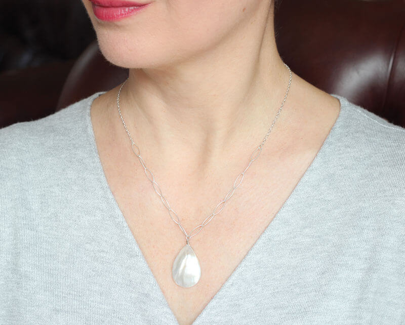 Mother of Pearl Silver Necklace model
