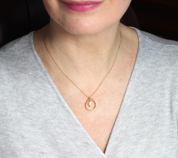 Pearl Gold Pendant Necklace model