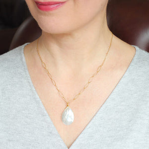 Mother of Pearl Gold Necklace model