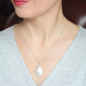 Mother of Pearl Silver Necklace model